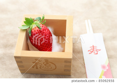 一種新的草莓,金小町和祝賀筷子放入鱒魚 一種新的草莓,金小町和祝賀筷子放入鱒魚 85092938