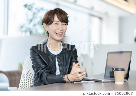Young woman talking: Shooting cooperation: WEEK Shibadaimon (Sun Frontier Fudousan) Young woman talking: Shooting cooperation: WEEK Shibadaimon (Sun Frontier Fudousan) 85092967