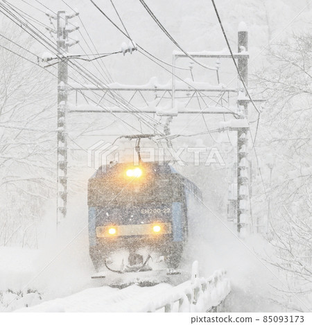 一架貨運列車在暴風雪中在上越線運行 85093173