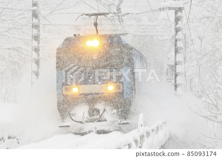 一架貨運列車在暴風雪中在上越線運行 85093174