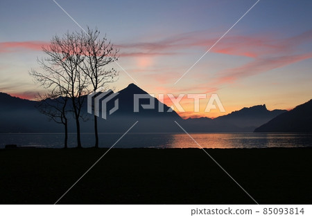 Sunset scene at Lake Thun. 85093814