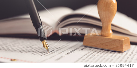 Agreement concept with fountain pen and documents 85094417