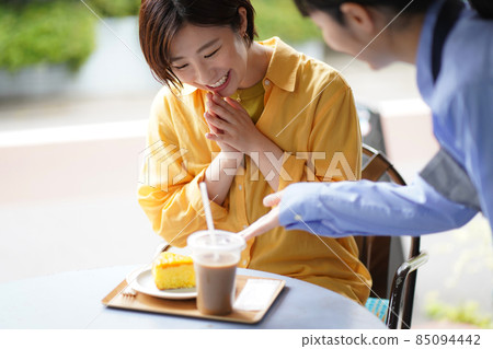 吃甜點的婦女 85094442