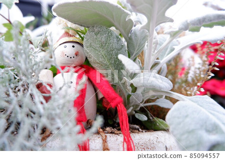 A snowman taking a rest in a group planting A snowman taking a rest in a group planting 85094557