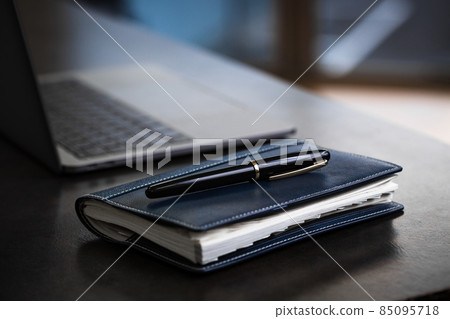 辦公室裡的商務筆記本 辦公室裡的商務筆記本 85095718