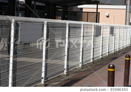 Mesh fence installed on sidewalk 85096303