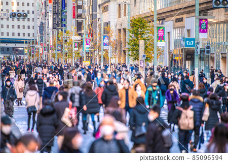 Tokyo cityscape of Japan Omicron stocks dominate the world ... Ginza in December is a person flow beyond the corona storm (Hokoten) = 19th 85096594