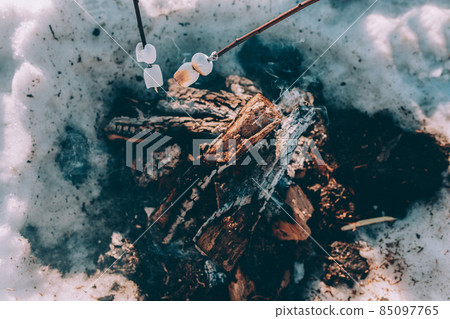 Marshmallow on branches over bonfire. winter theme 85097765