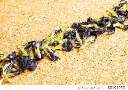 Dry clitoria ternatea on cork surface 85101955