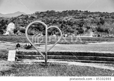 Depending on where you stand, this heart is either connected or consists out of 2 loose elements. 85102893