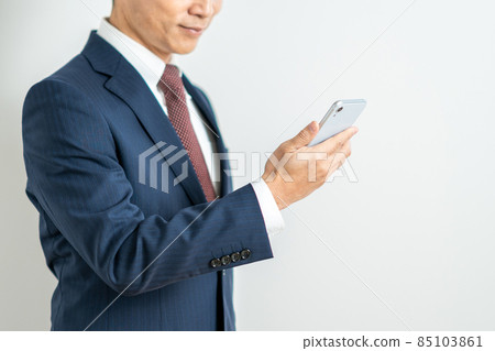 Businessmen (parts) who operate smartphones Businessmen (parts) who operate smartphones 85103861