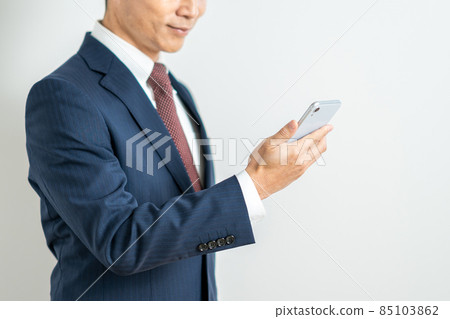 Businessmen (parts) who operate smartphones Businessmen (parts) who operate smartphones 85103862