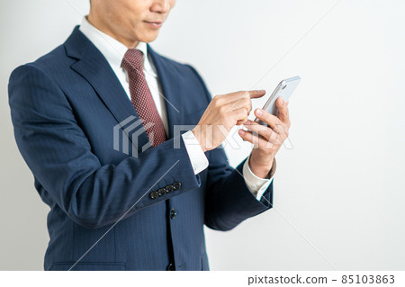 Businessmen (parts) who operate smartphones Businessmen (parts) who operate smartphones 85103863