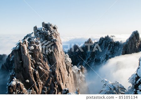 Sunrise scenery on a winter day with a sea of clouds in Huangshan, China 85105134