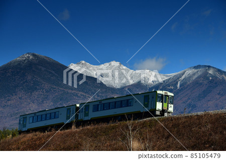 Kobuchisawa-cho, Hokuto-shi, Koumi Line uphill ordinary train going to the embankment 85105479