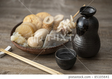 熱關東煮和清酒 85105641