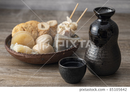 熱關東煮和清酒 85105642