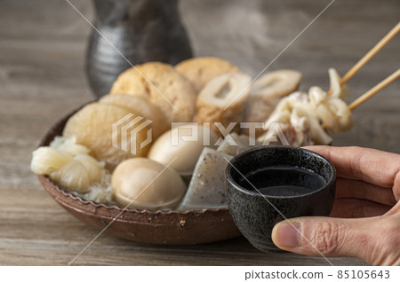 熱關東煮和清酒 85105643