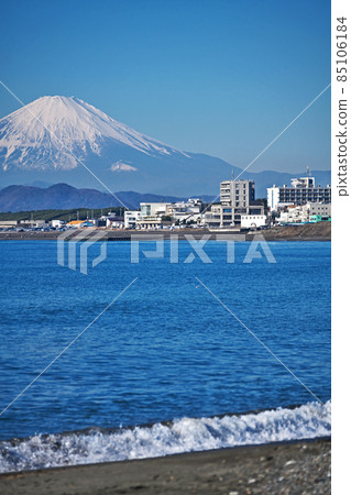 Snow-capped Mt. Fuji seen from the Chigasaki coast (winter) 85106184