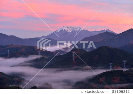Daisen (Hakurei Fuji) and the sea of clouds from the Meiji Pass 85106211