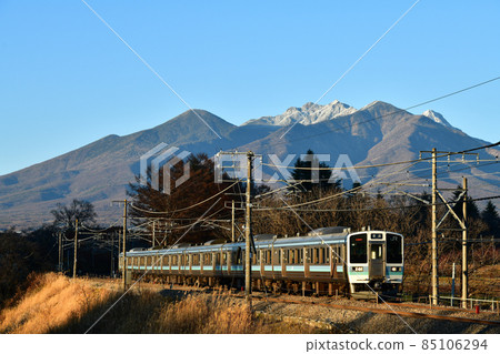 以北斗市長坂町為背景,與八岳一起沿中央本線上行的普通上坡電車 以北斗市長坂町為背景,與八岳一起沿中央本線上行的普通上坡電車 85106294