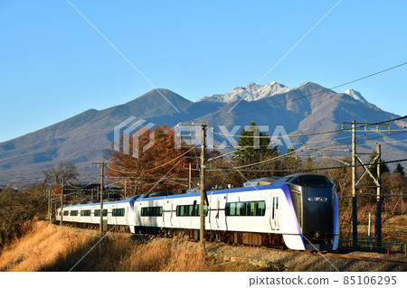 Azusa Limited Express going down the Chuo Main Line toward Yatsugatake, Nagasaka Town, Hokuto City Azusa Limited Express going down the Chuo Main Line toward Yatsugatake, Nagasaka Town, Hokuto City 85106295