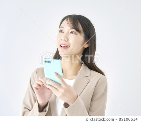 女性商務智能手機白色背景 85106614