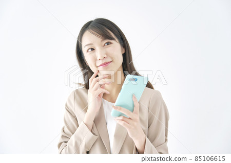 想像一下白色背景的女性商務智能手機 85106615