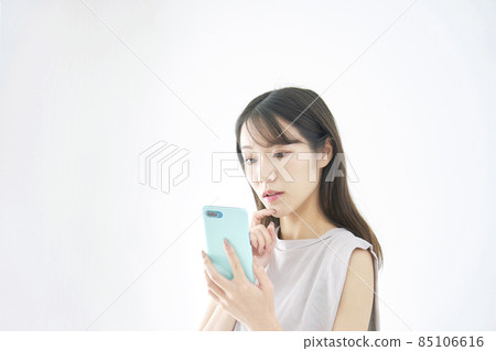 女性智能手機白色背景思考 85106616
