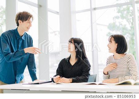 大學生（留學生、外國人）在課堂上聊天 85106953