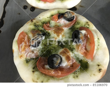 新鮮出爐的意式佛卡夏配菜麵包，配蔬菜、橄欖油奶酪和羅勒醬風味 85106970