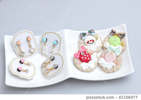 Handmade accessories (macaron earrings and strawberry cookie magnets) 85106977