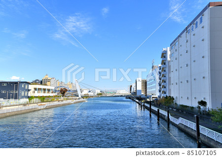 View toward Shiokaze Bridge from Shioe Bridge / Shiomi Canal (Koto-ku, Tokyo) [2021.11] 85107105