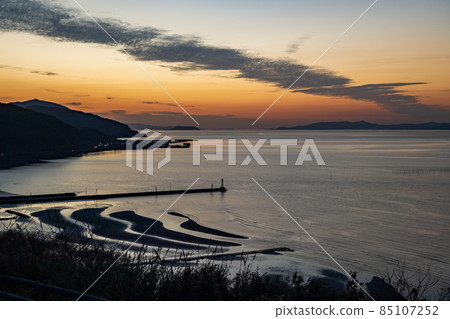 Sunset scenery dyed on the shore of the landscape at dusk Sunset scenery dyed on the shore of the landscape at dusk 85107252