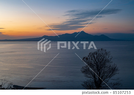 Sunset scenery dyed on the shore of the landscape at dusk Sunset scenery dyed on the shore of the landscape at dusk 85107253
