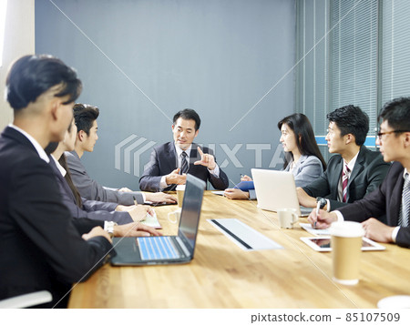 team of asian corporate business people men and women meeting in office team of asian corporate business people men and women meeting in office 85107509
