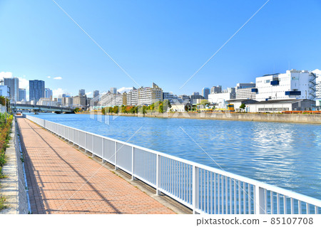 Shiokaze Bridge / Shiomi Canal, overlooking the area around Vessel Kiba South (Koto-ku, Tokyo) [2021.11] 85107708