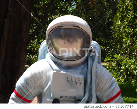 Sculpture of an astronaut against the background of green trees in the park on a sunny day. Closeup photo Sculpture of an astronaut against the background of green trees in the park on a sunny day. Closeup photo 85107714