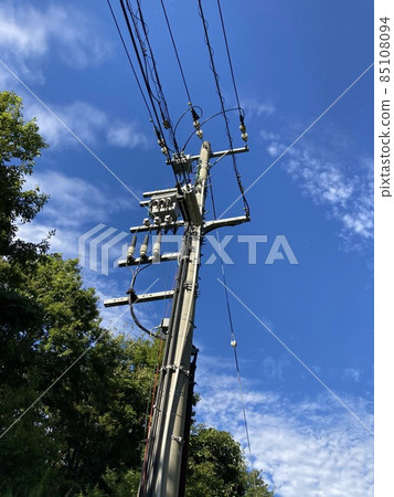 藍天、電線和電線桿 85108094