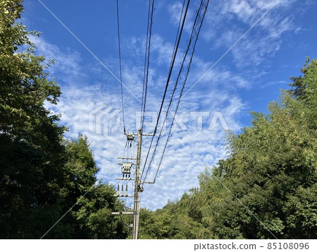 藍天、電線和電線桿 藍天、電線和電線桿 85108096