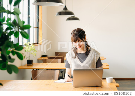 學習在咖啡館的婦女 85108102