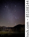 Winter starry sky seen from Maimenoike Pond in Norikura Kogen 85108144