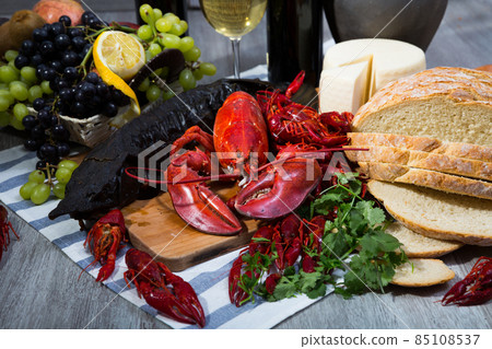 Smoked sturgeon with seafoods and white wine Smoked sturgeon with seafoods and white wine 85108537