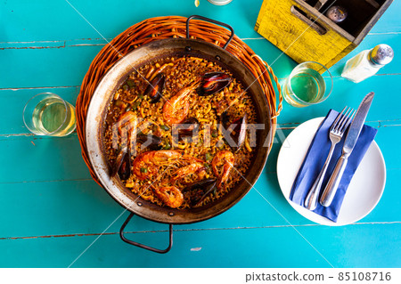 Paella marinera on iron frypan 85108716