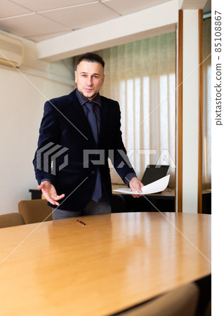 Businessman sanding in his office 85108867