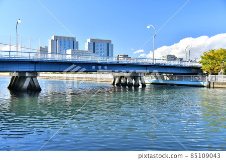 Minamibiraki Bridge / Around Shiohama Canal / Overlooking the direction of Kiba Station (Koto-ku, Tokyo) [2021.11] 85109043