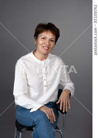 Elegant mature woman portrait 85109762