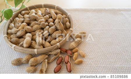 Peanuts and peanuts Peanuts and peanuts 85109886