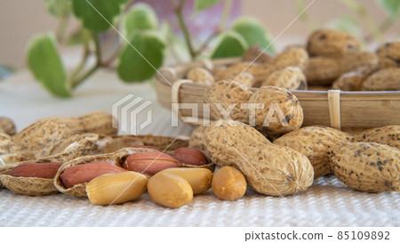 Peanuts and peanuts Peanuts and peanuts 85109892