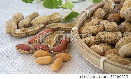 Peanuts and peanuts 85109895